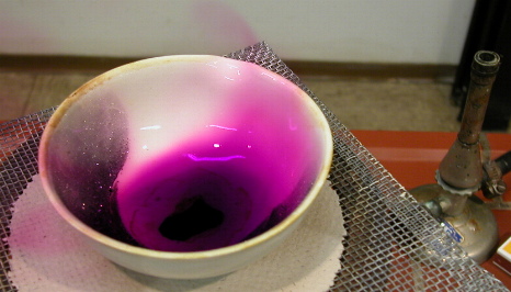Iod-Kristalle und violetter Iod-Dampf
