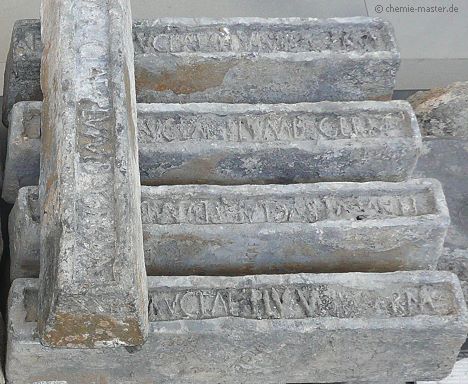 Bleibarren aus der Ladung eines versunkenen römischen Schiffs.