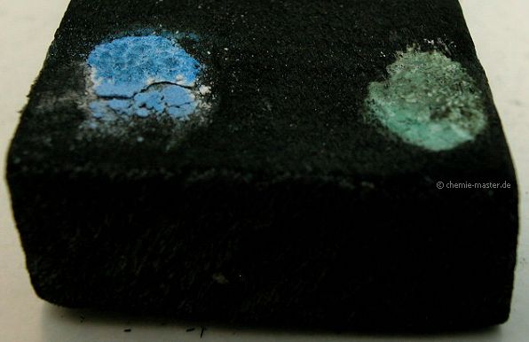 Thénards Blau und Rinmanns Grün, erzeugt mit dem Lötrohr auf Holzkohle