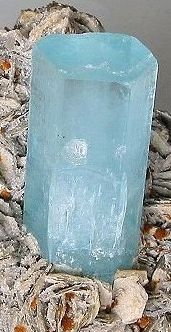 Aquamarin (hellblau gefärbter Beryll)