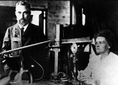 Pierre und Marie Curie an ihrem Arbeitsplatz in der angemieteten Fabrikhalle in Paris, in der sie 1898 das Polonium und das Radium entdeckten.