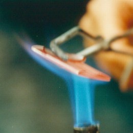 »Kupferbriefchen« wird in der Flamme richtig durchgeglüht.