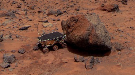 Juli 1997: Rover »Sojourner« mit APXS-Röntgenspektrometer am Stein »Yogi« auf dem Mars.