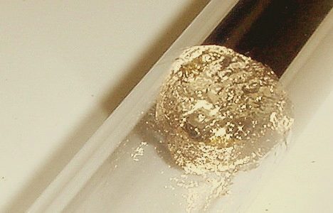 Caesium in einer zugeschmolzenen Glasampulle zeigt metallischen Glanz