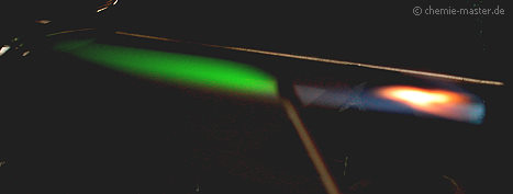 Thallium zeigt eine intensiv grüne Flammenfärbung.
